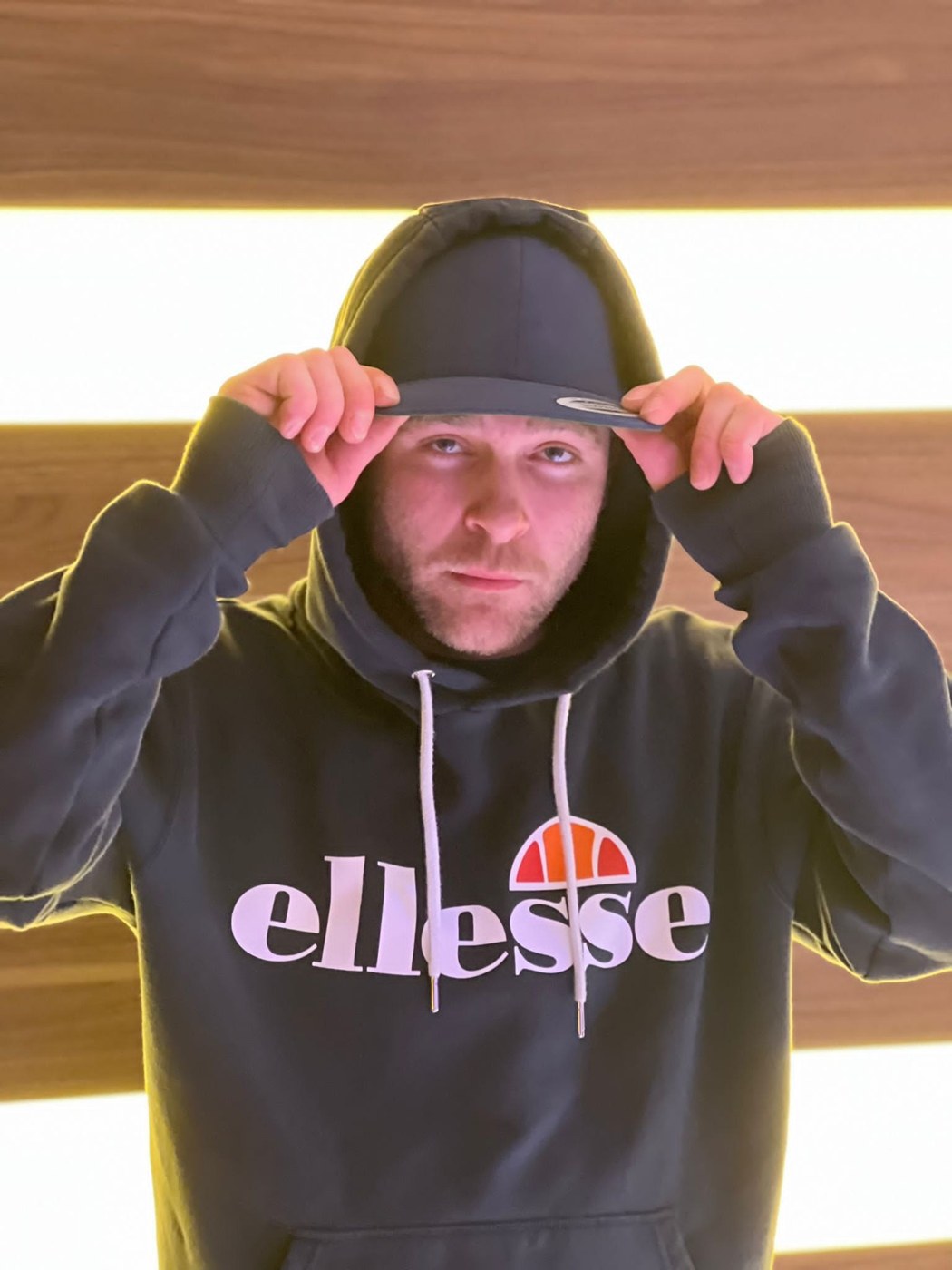 LAIN vor dem Spiegel