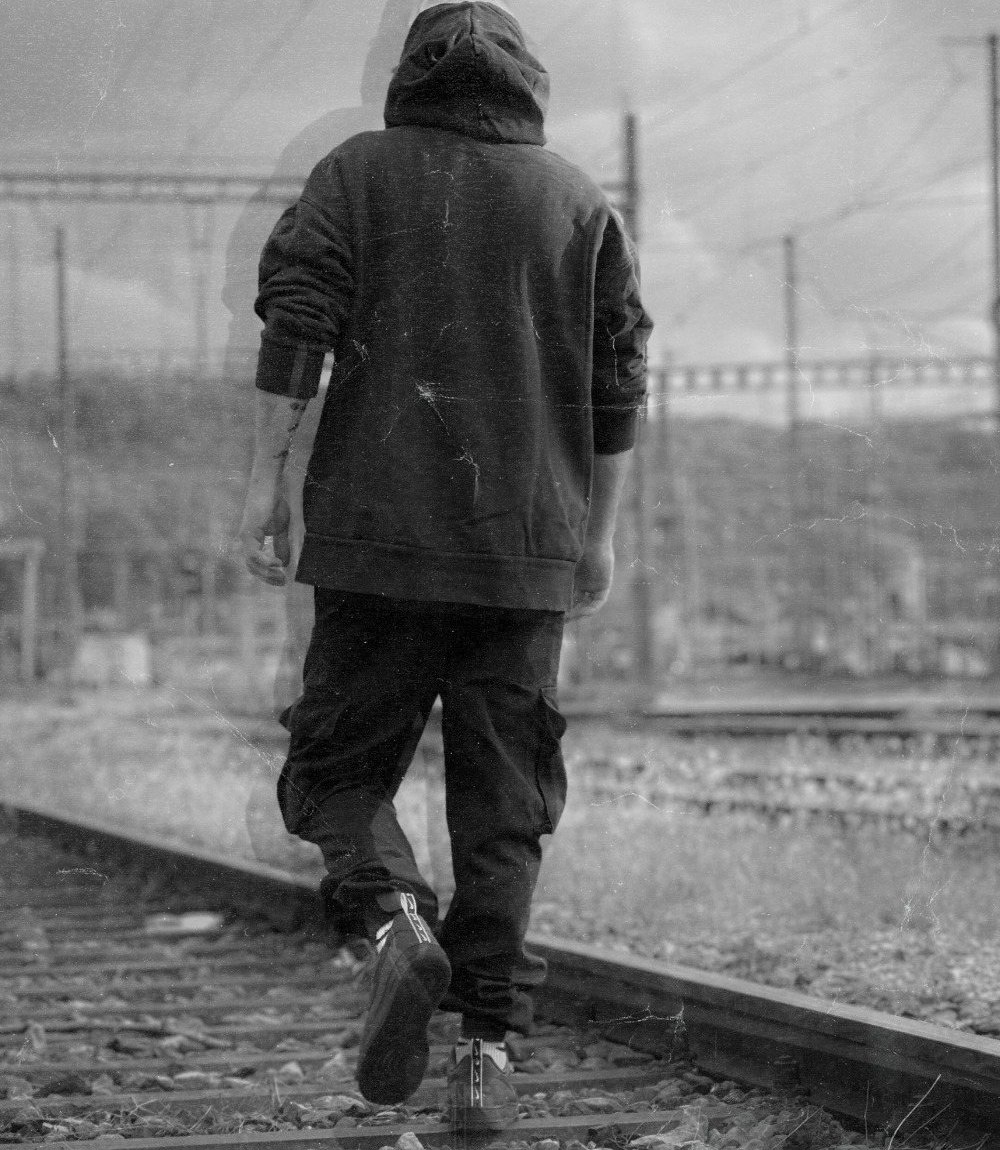 LAIN von hinten auf Bahngleisen